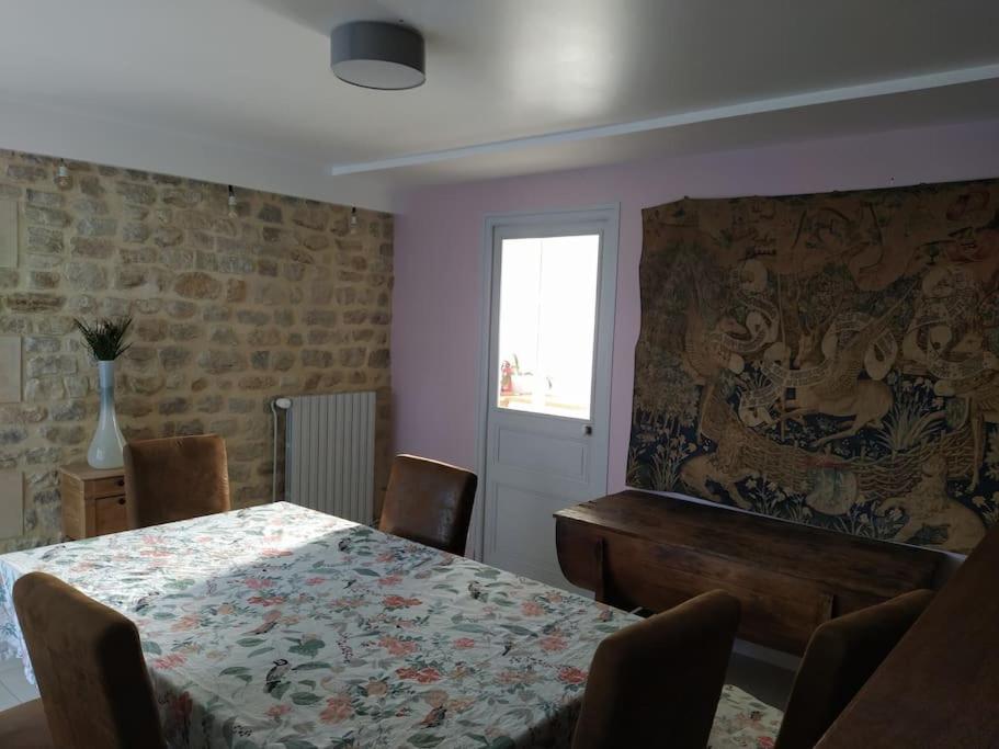 En eller flere senger på et rom på Jolie maison en pierres au calme dans un charmant village aux portes de Bayeux