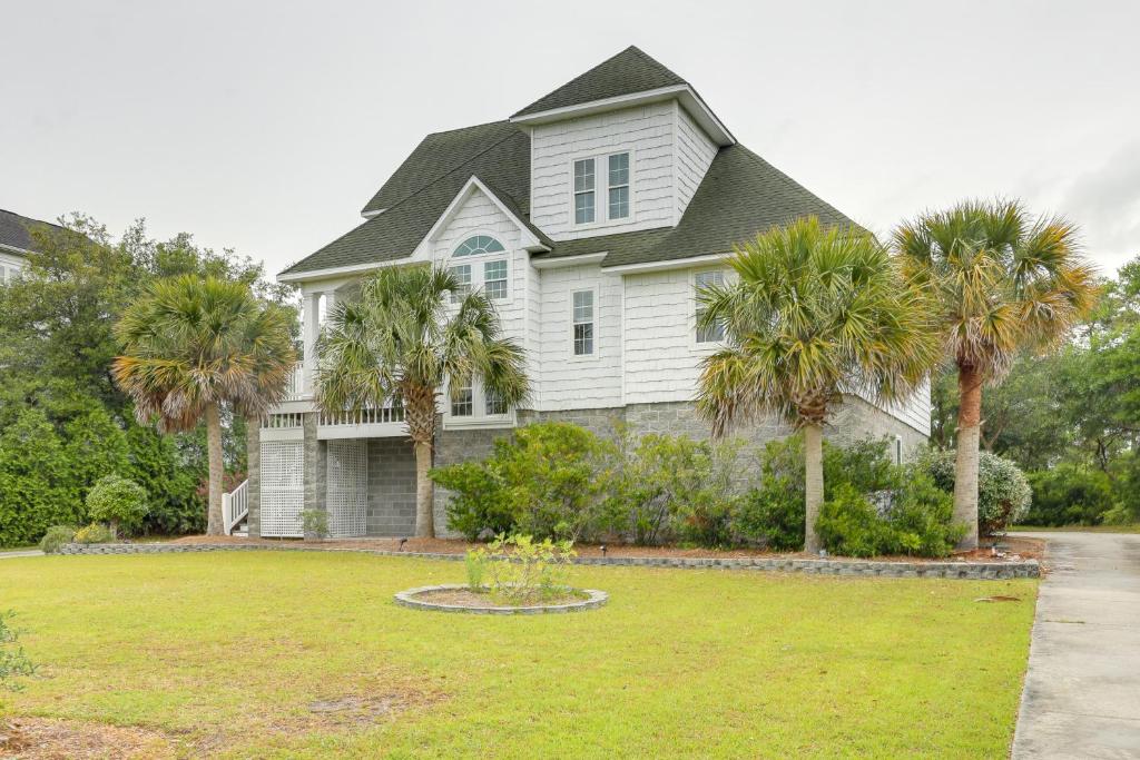 una casa blanca con palmeras en un patio en Harkers Island Vacation Rental with Pool Table!, en Harkers Island