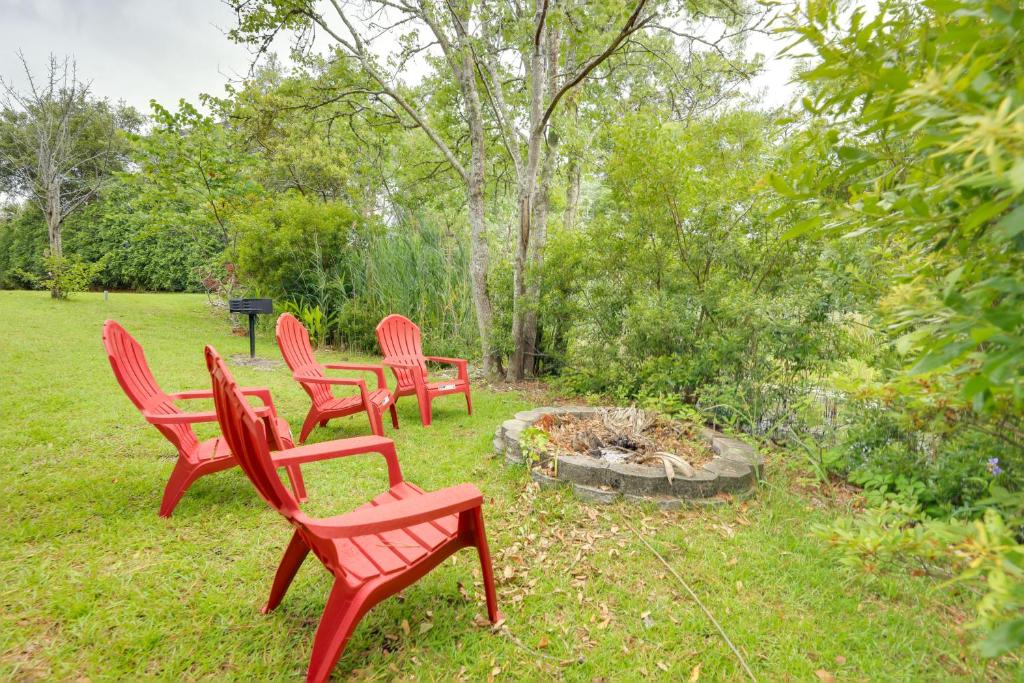 Harkers Island Vacation Rental with Pool Table! - Villa