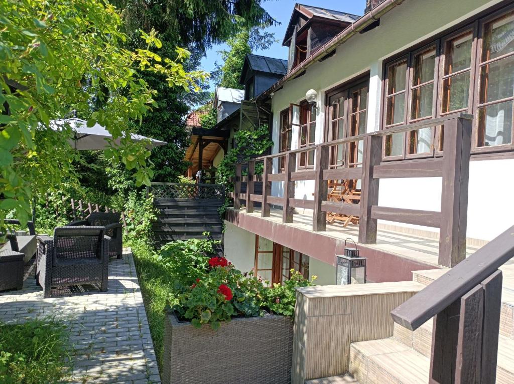 a building with a balcony with plants and flowers at Apartament u Izy in Kazimierz Dolny