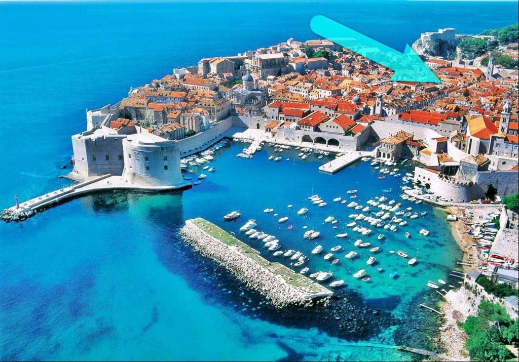 una vista aérea de un puerto con barcos en el agua en Dolce Vita Old Town Studio, en Dubrovnik
