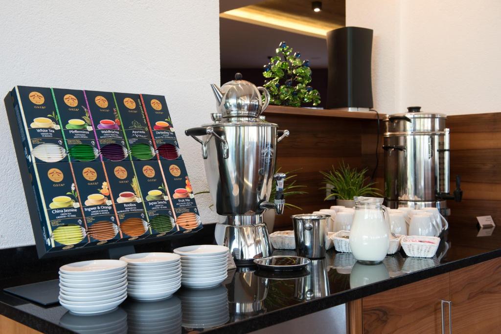 Příslušenství pro přípravu čaje a kávy v ubytování Hotel Ladurner