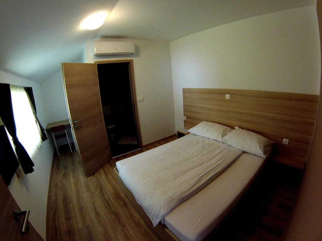 Postel nebo postele na pokoji v ubytování Sweet Dreams Rooms and Apartments Postojna
