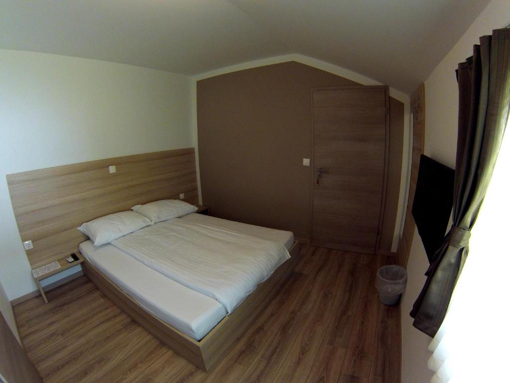 Postel nebo postele na pokoji v ubytování Sweet Dreams Rooms and Apartments Postojna