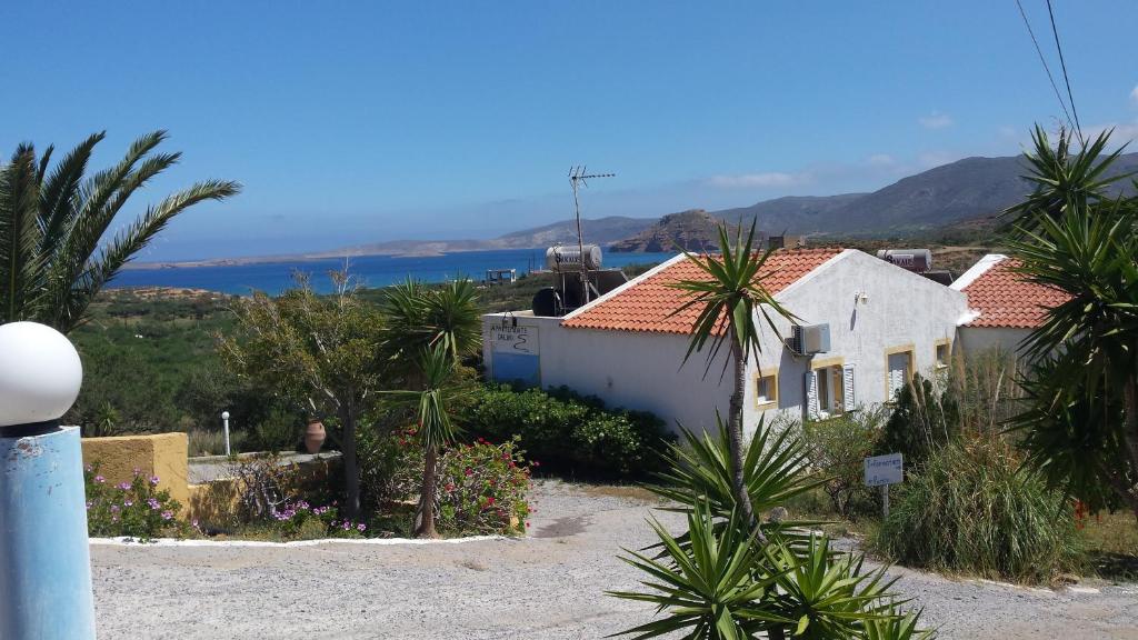 uma casa branca com vista para o oceano em Galini Apartments em Palekastron