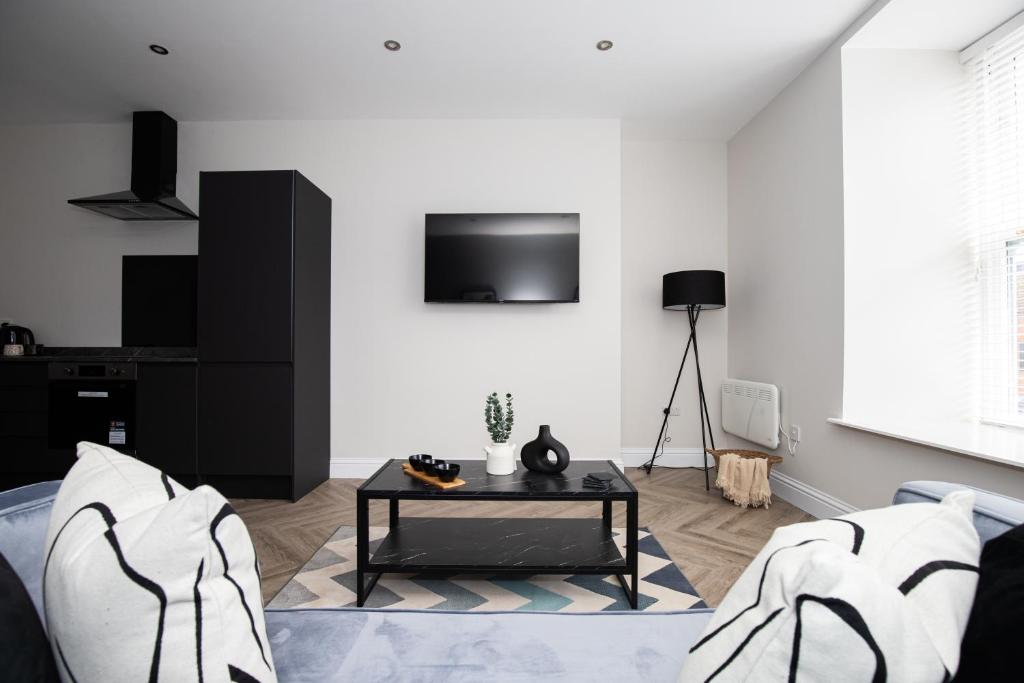 ein Wohnzimmer mit einem Sofa und einem Couchtisch in der Unterkunft Church Street Apartments in Hartlepool