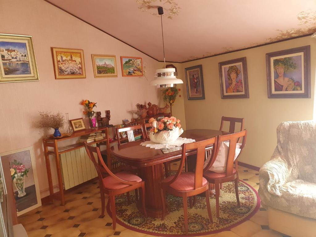 a dining room with a table and chairs at Cal Tendre in Albagés