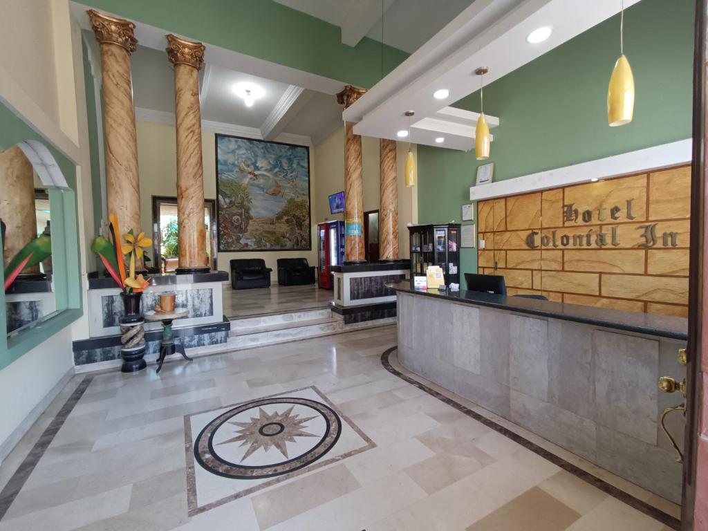 バランキージャにあるHotel Colonial Innの美容院のあるホテルのロビー