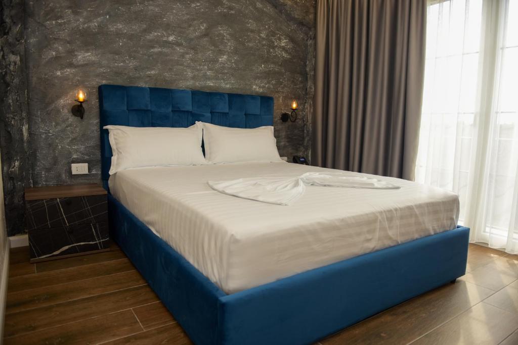 Uma cama ou camas num quarto em Hotel Royal