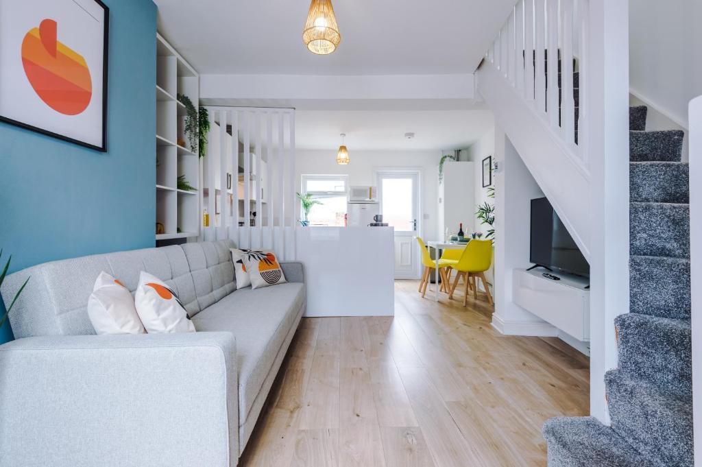 チェスターにあるStylish 2-bed home in Chester City-Centre by 53 Degrees Property, ideal for Couples & Small groups, Great Location - Sleeps 5のリビングルーム(ソファ、階段付)