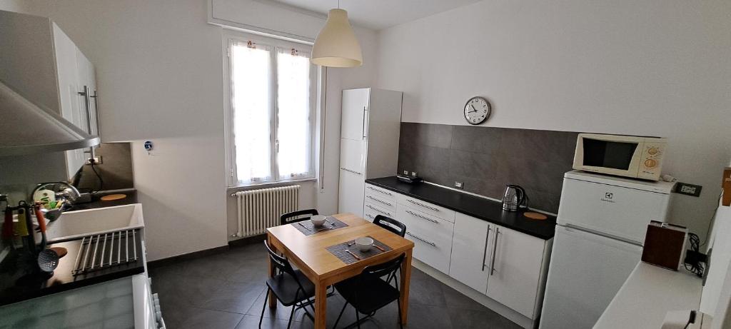 uma cozinha com uma pequena mesa e um micro-ondas em Waterfront Apartment em La Spezia