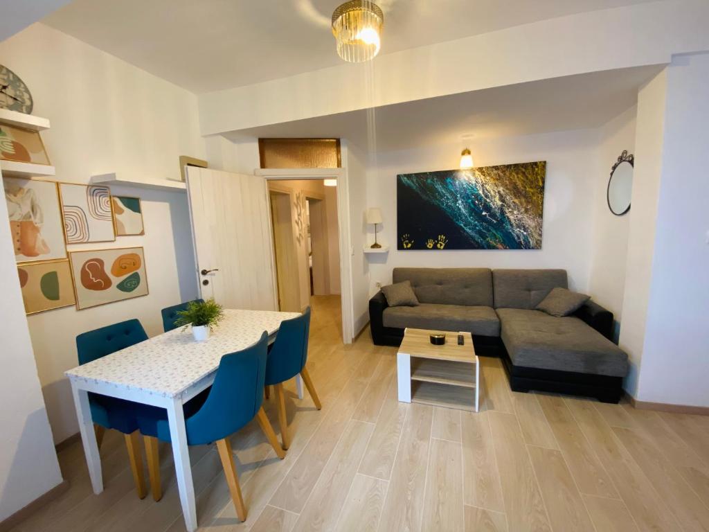 ein Wohnzimmer mit einem Sofa und einem Tisch in der Unterkunft Apartment Andrea in Baška Voda