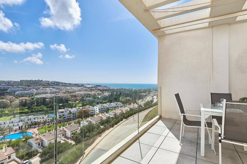 ラ・カラ・デ・ミハスにあるCasa Banderas, Sea and Mountain View at Luxury complexの海の景色を望むバルコニー(テーブル、椅子付)