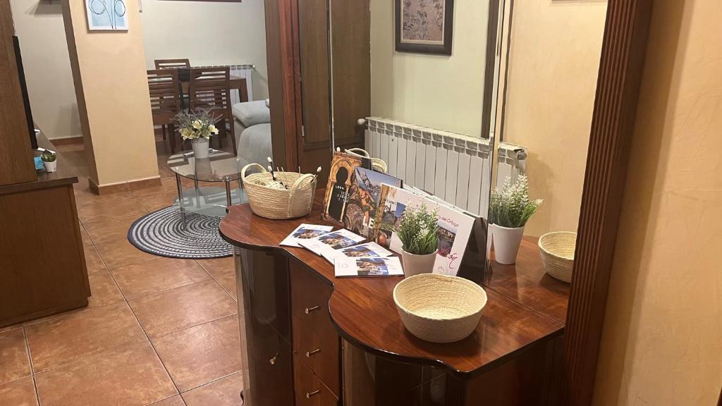una habitación con una mesa de madera con plantas. en Casa gorgona, en León