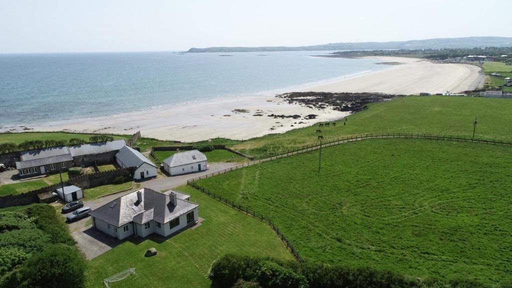 una vista aérea de una casa junto a la playa en Clonea Beach Houses en Dungarvan