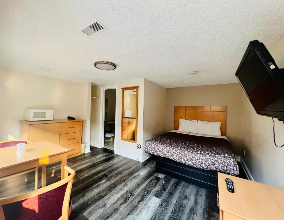 Borden Inn and Suites - Budget Double Room