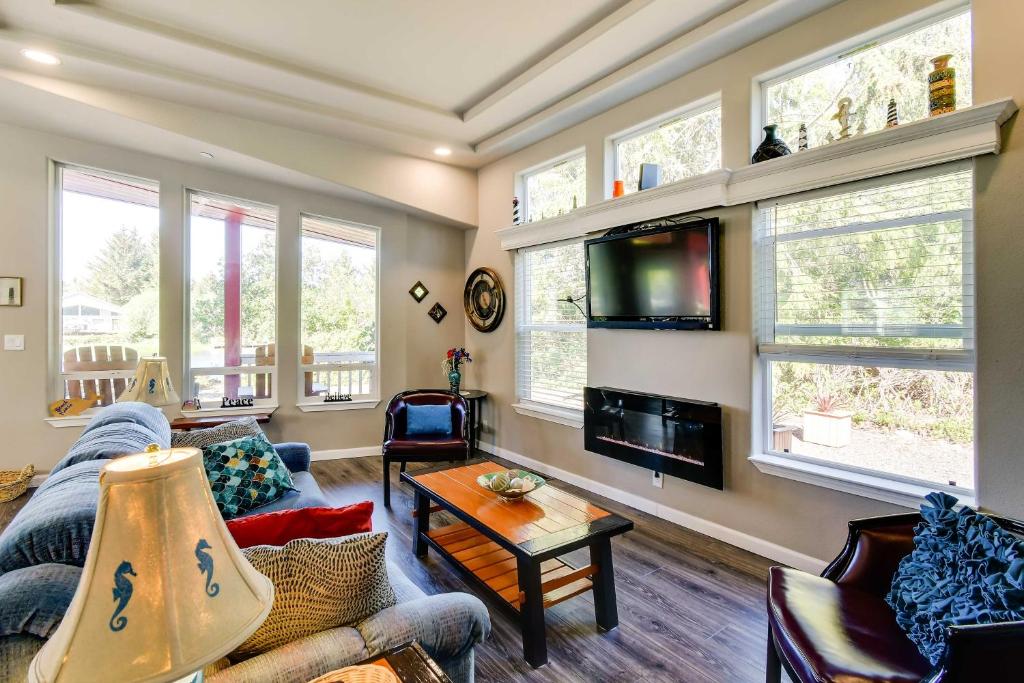uma sala de estar com um sofá e uma televisão em Ocean Shores Retreat with Porch and Canal Views! em Ocean Shores