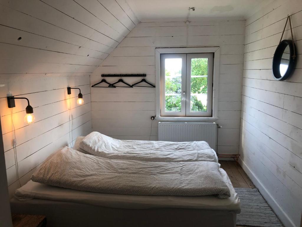 Postel nebo postele na pokoji v ubytování Isomegård Väte Gotland