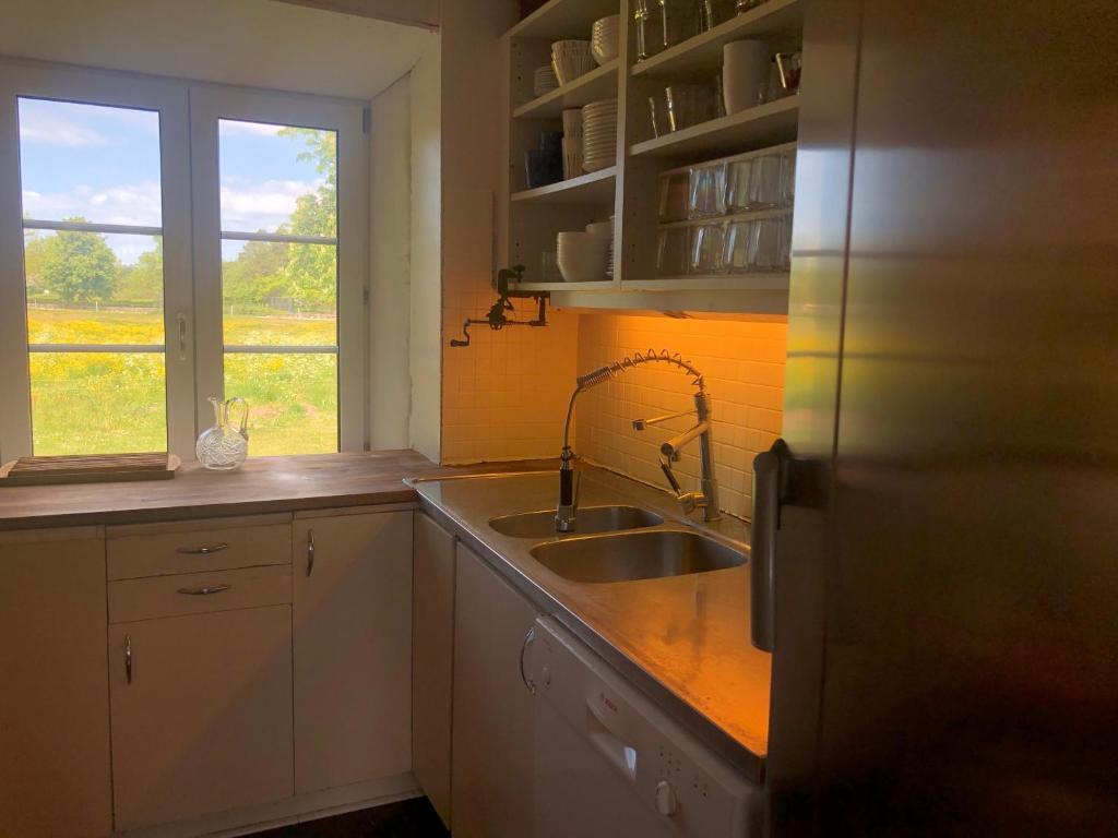 Kuchyň nebo kuchyňský kout v ubytování Isomegård Väte Gotland