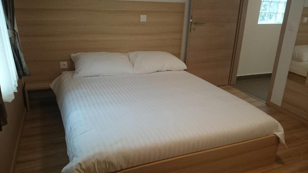Postel nebo postele na pokoji v ubytování Sweet Dreams Rooms and Apartments Postojna