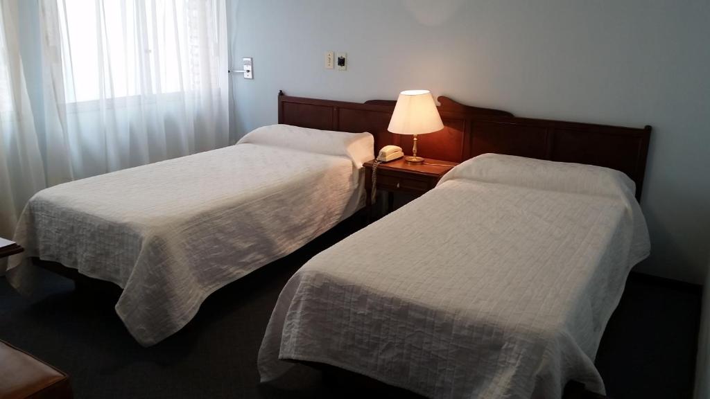 Postel nebo postele na pokoji v ubytování Hotel Alhambra