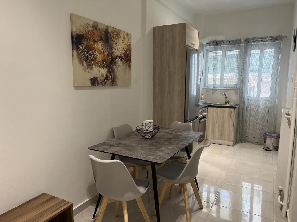 Kuchyň nebo kuchyňský kout v ubytování Adelais Cozy, Renovated Apt near Piraeus Metro