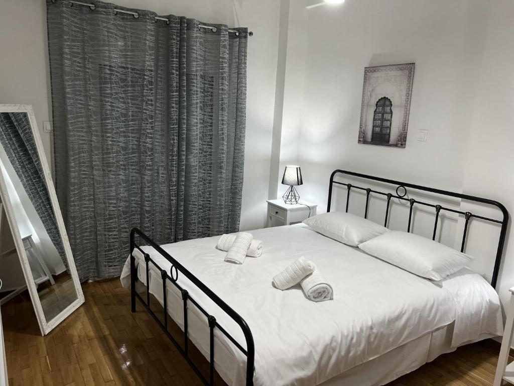 Postel nebo postele na pokoji v ubytování Adelais Cozy, Renovated Apt near Piraeus Metro