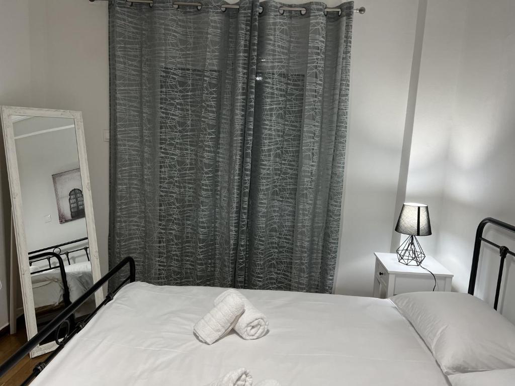 Postel nebo postele na pokoji v ubytování Adelais Cozy, Renovated Apt near Piraeus Metro