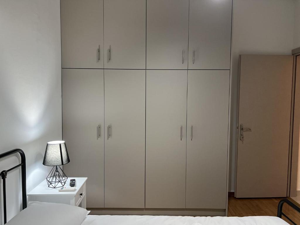Postel nebo postele na pokoji v ubytování Adelais Cozy, Renovated Apt near Piraeus Metro