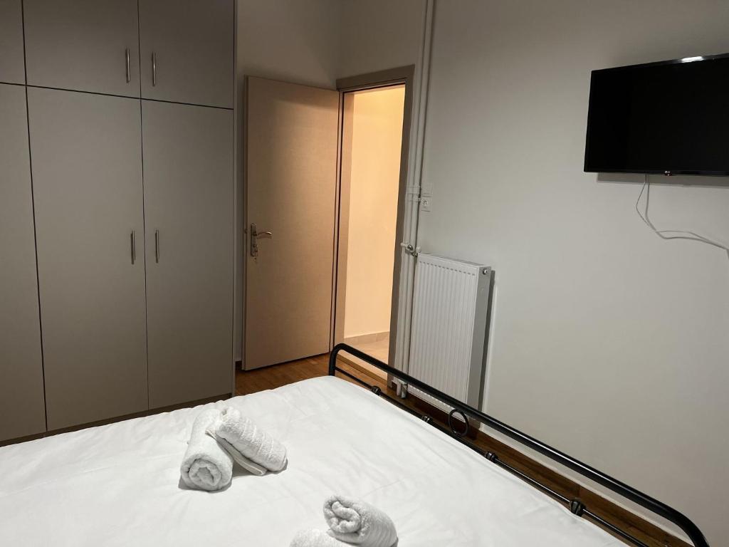 Postel nebo postele na pokoji v ubytování Adelais Cozy, Renovated Apt near Piraeus Metro
