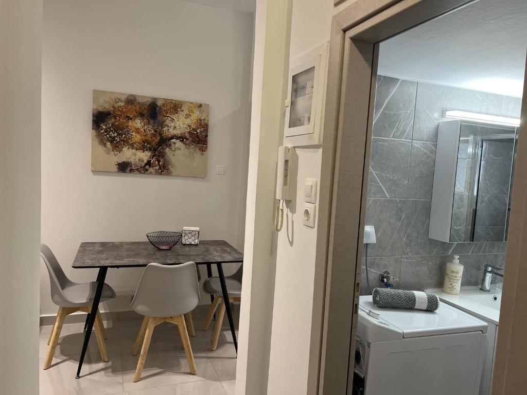 Fotografie z fotogalerie ubytování Adelais Cozy, Renovated Apt near Piraeus Metro v destinaci Piraeus