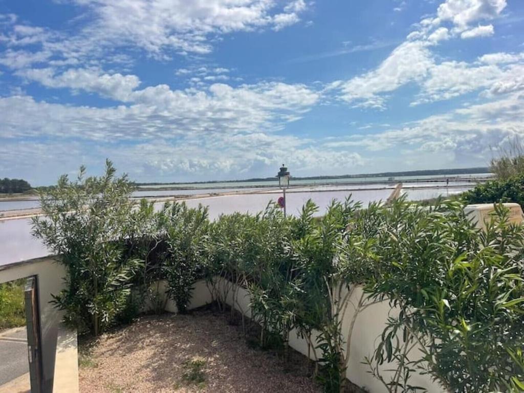 una fila di alberi di fronte a un edificio di LUXURY House with Stunning Sea Views - Ses Salines a La Savina