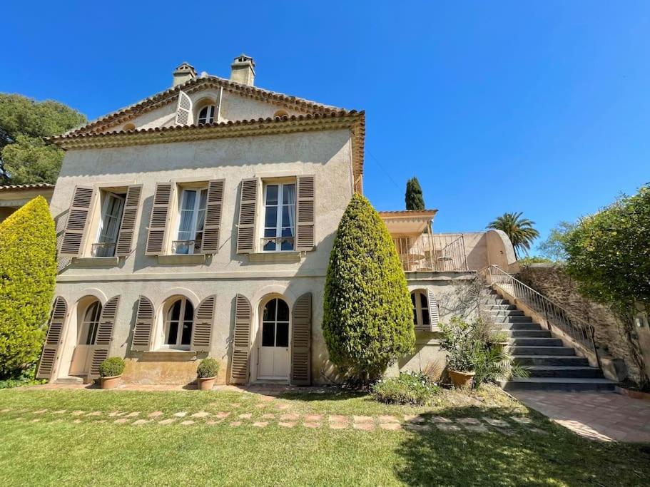 une vieille maison avec un arbre dans la cour dans l'établissement Villa Chateaubriand sur Hyères proche du centre, à Hyères