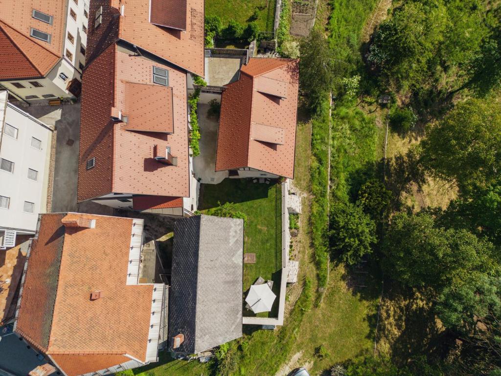 Letecký snímek ubytování MEŽNARIJA Radovljica