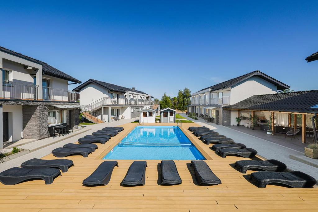 Bazén v ubytování SEO2 Rewal - Apartamenty z osobnym wejściem, grzany basen, darmowe sauny, parking, grill, wifi nebo v jeho okolí