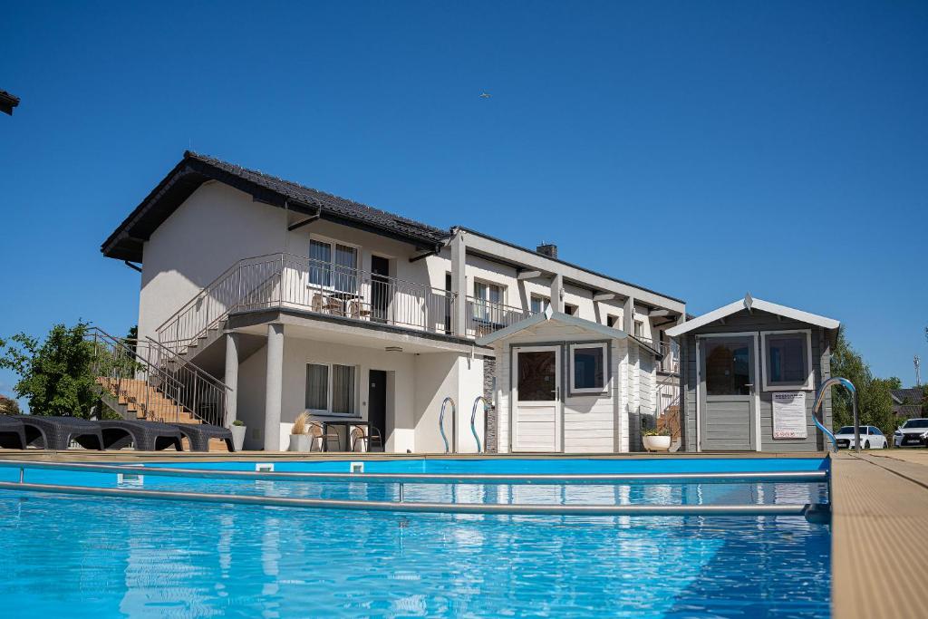 Bazén v ubytování SEO2 Rewal - Apartamenty z osobnym wejściem, grzany basen, darmowe sauny, parking, grill, wifi nebo v jeho okolí