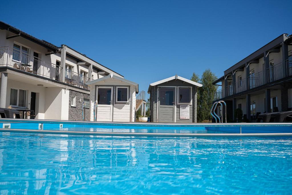 Bazén v ubytování SEO2 Rewal - Apartamenty z osobnym wejściem, grzany basen, darmowe sauny, parking, grill, wifi nebo v jeho okolí
