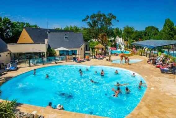 Výhled na bazén z ubytování MOBIL HOME tout confort plage et piscine près de concarneau nebo okolí