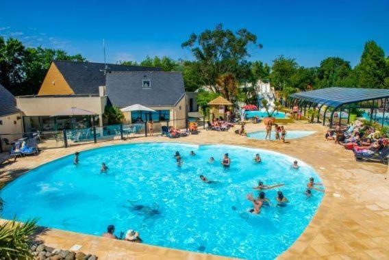 Bazén v ubytování Mobil home confort XL,camping la pommeraie, piscine et océan, concarneau et pont aven nebo v jeho okolí