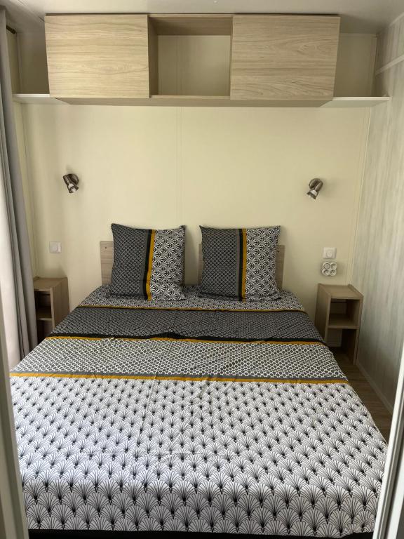 a bedroom with a large bed in a room at MH VAL&amp;YVAN plage, piscine pointe de Trévignon et concarneau in Trégunc