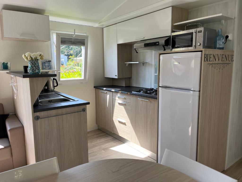 Kuchyň nebo kuchyňský kout v ubytování Mobil home confort XL,camping la pommeraie, piscine et océan, concarneau et pont aven