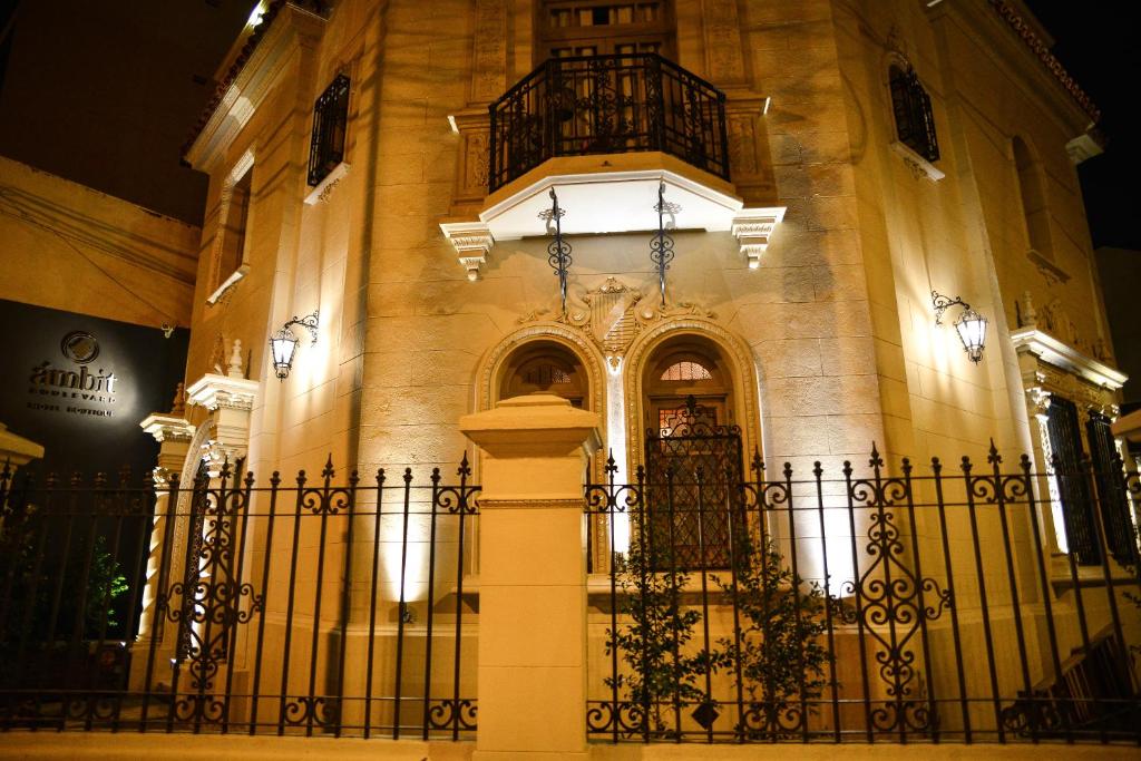 サンタフェにあるAmbit Boulevard Hotel Boutiqueの前の柵の建物