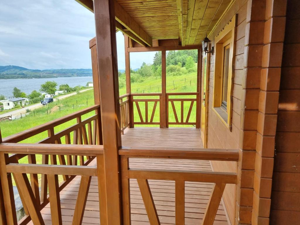 - une terrasse couverte en bois avec vue sur l'eau dans l'établissement Blask Jeziora, à Frydman