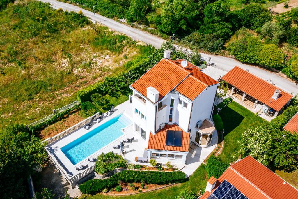 - une vue aérienne sur une maison avec une piscine dans l'établissement Villa Kata, à Zadar