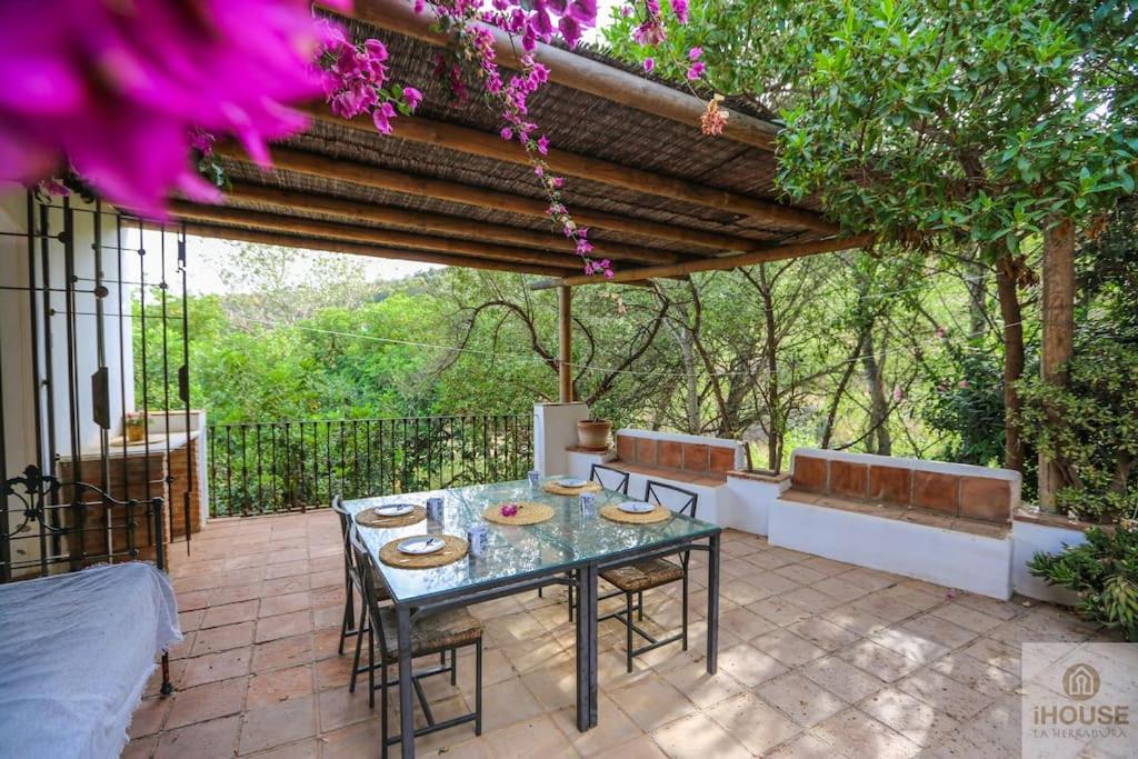 d'une terrasse avec une table, des chaises et un banc. dans l'établissement SANTA URSULA, 