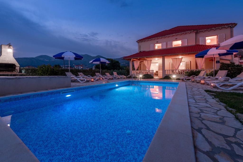 Bazén v ubytovaní Cozy Vila Summer-Perfect Location alebo v jeho blízkosti