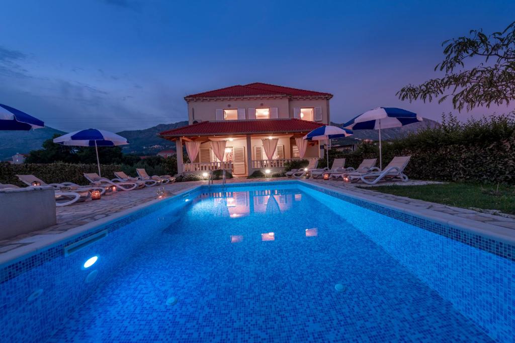 Bazén v ubytovaní Cozy Vila Summer-Perfect Location alebo v jeho blízkosti
