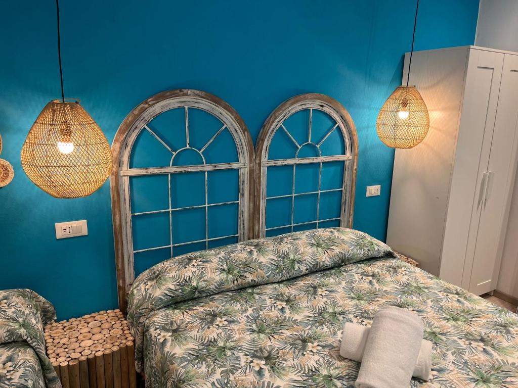 um quarto com uma cama e 2 janelas arqueadas em Hotel Nice em Viareggio