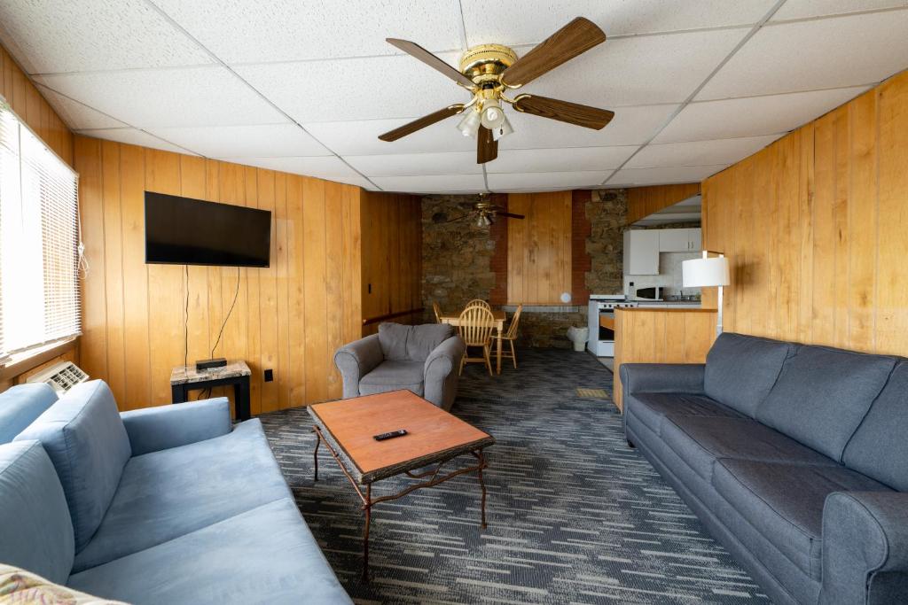 Depe Dene Lakeside Resort - Two-Bedroom Estate Suite With Partial Lakeview