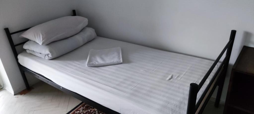 - un lit avec 2 oreillers dans l'établissement Willa u MARIANE, à Przeźmierowo